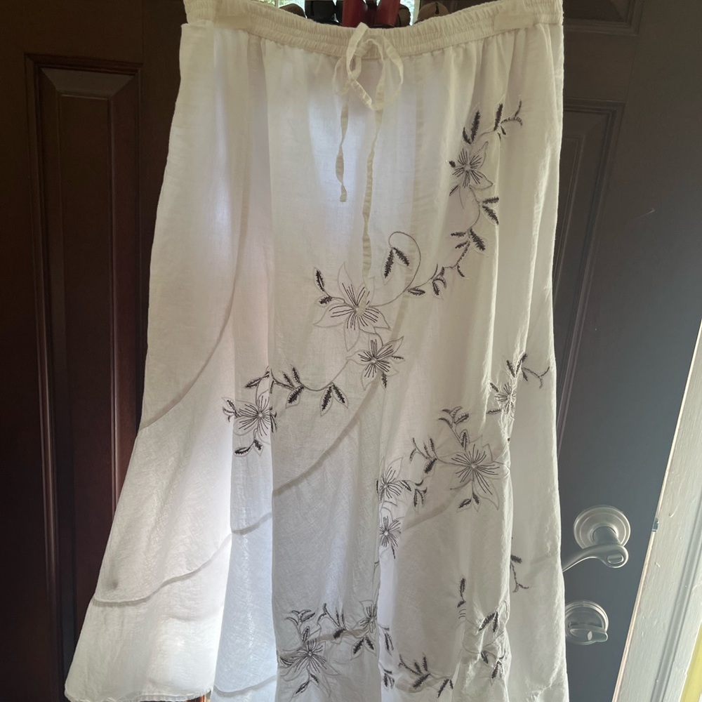 Metro Wear White Skirt✅